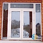Пластиковая дверь в коттедже